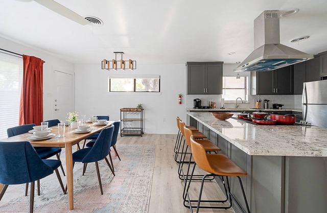 The Oak | King Bed & HUGE Backyard