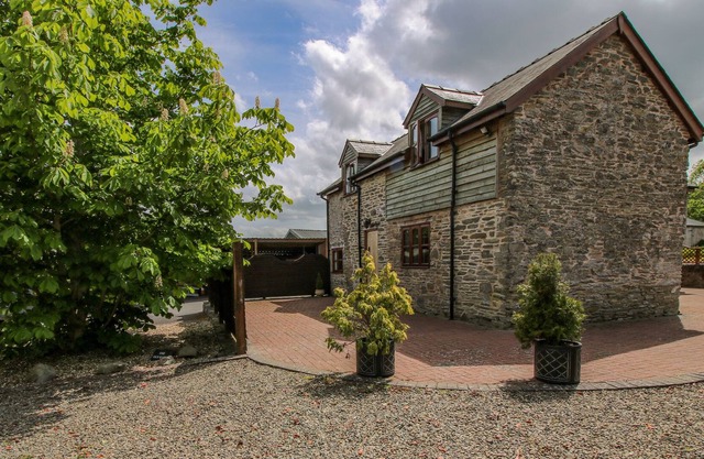 THE OLD BARN, family friendly, with hot tub in Bishop's Castle