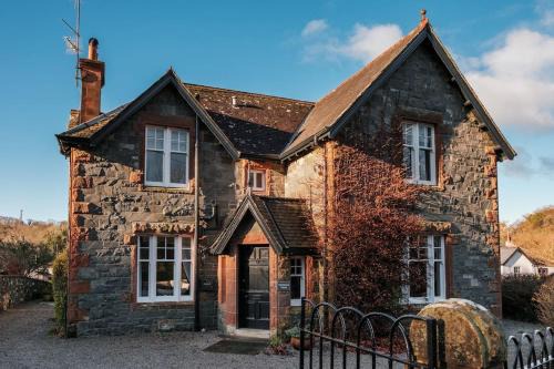 The Old School House, luxury home with hot tub.