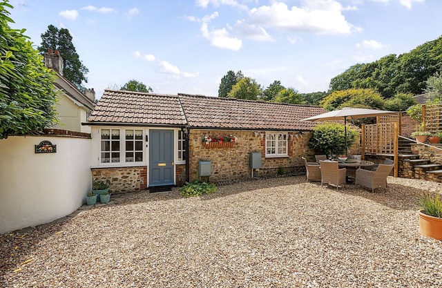 The Orangery - sleeps 6 guests in 3 bedrooms