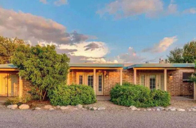 The Outpost! 5-Bedroom Ranch with Donkeys!