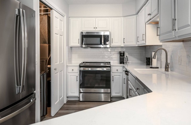 The Overbrook – Charming 2BR Pet-Friendly Condo in Lake Geneva