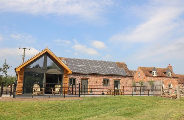 THE PARLOUR, pet friendly, character holiday cottage in Crudgington