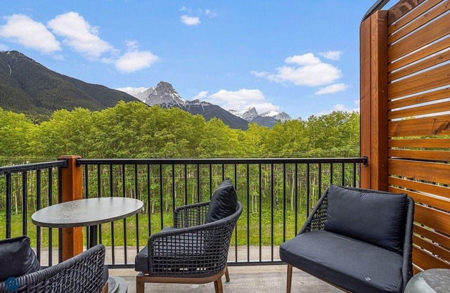 The PEAKaboo View - 2Bd/2Bath Top Floor