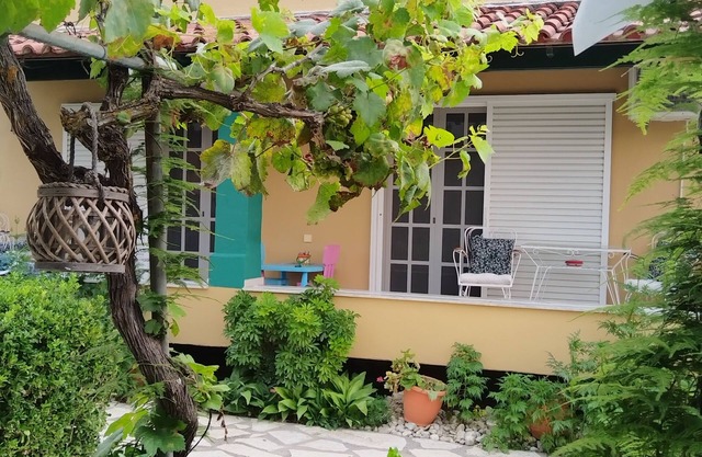 The Pergola Cottage. Feel the local vibes !