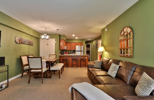 The Pico Escape: 3BR/2BA Ski On/Ski Off at Pico Mountain. Close to Killington.