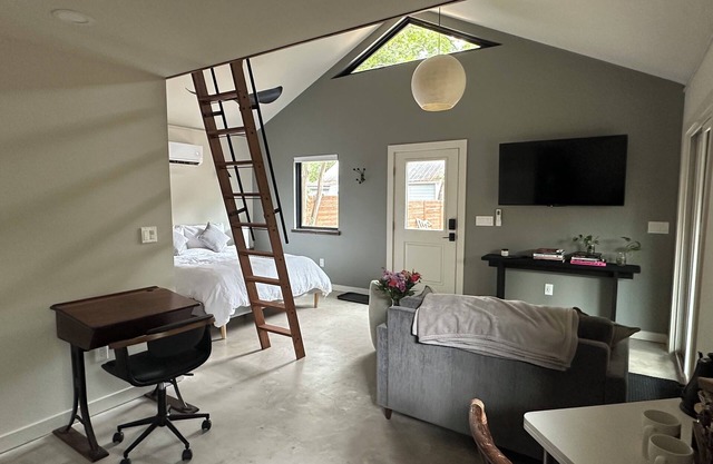 The Pistachio House, Charming & Private Guest House mins from UT/Moody Center/Downtown