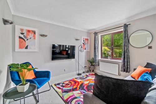 The Pondmore-Spacious Detached house in Ashford with free parking close to M20