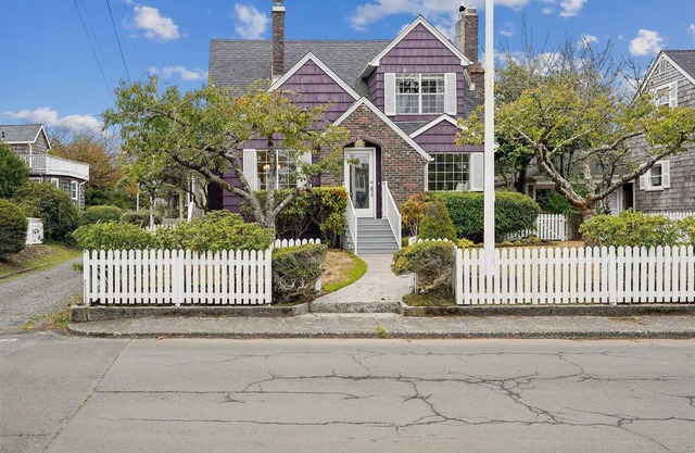 The Purple House | Historic | Hot Tub