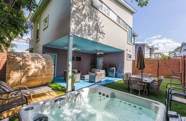 The Q - A modern Austin House: 7 Beds, 3 baths Hot Tub, Golf Sim, Sauna, DT ATX