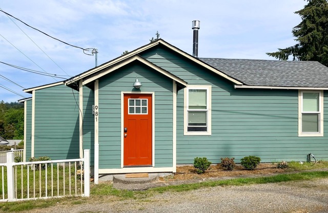 The Quacker Jack | Cozy house in Port Orchard with Gas Fireplace - dog-friendly