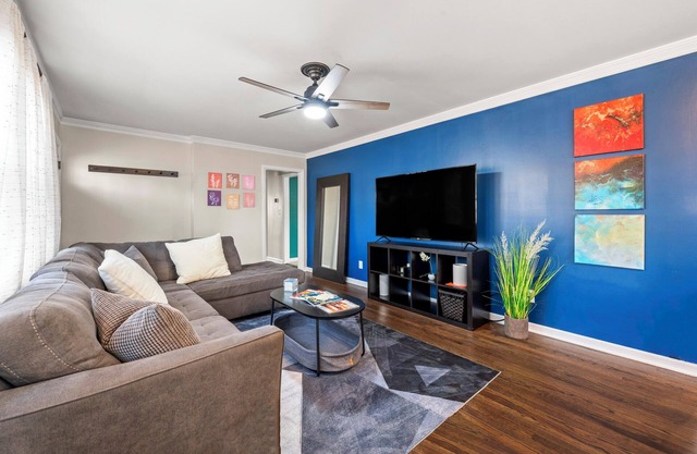 The Rhitreat - 2BR, 10 Min to Downtown & Airport