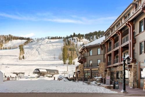 The Ritz-Carlton 3BR Residence 8304: Ski-in/Ski-out Resort in Aspen with Courtyard View