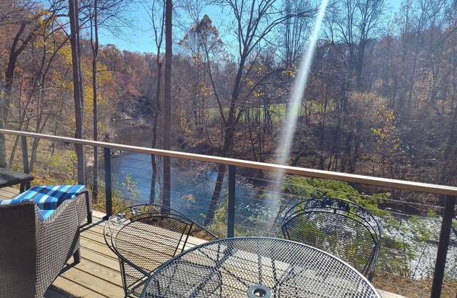 The Rockfish River Cabin,Private,River Sounds, Stunning views! 10 min to Rt 151!