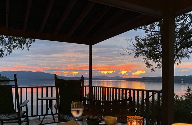 The Rocks: Magical lake cottage on private point