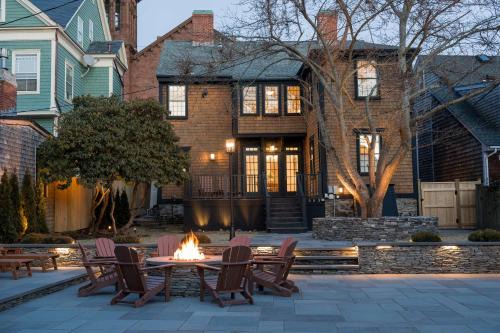 The Royce on Spring - High-End Family Getaway in Newport