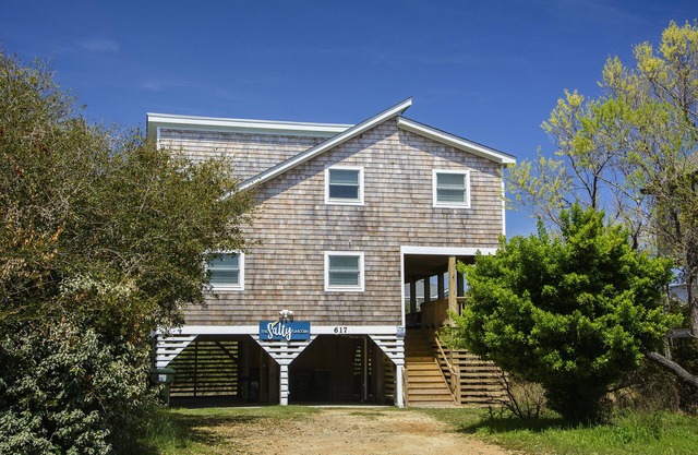 The Salty Unicorn: Comfy, Oceanside 3-bedroom home, only 500 feet from the beach