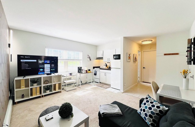 The Season’s Luxe One Bedroom Apartment, Center of Stamford, Train2NYC