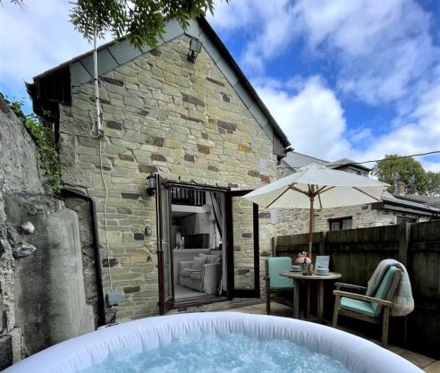The Stables - Detached Cottage with Private Garden & Hot Tub