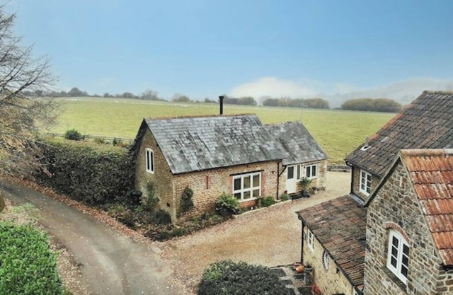 The Stone Barn - Luxury Barn in Rural Wiltshire