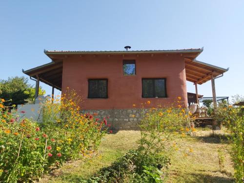 The Strawhouse under the mountain