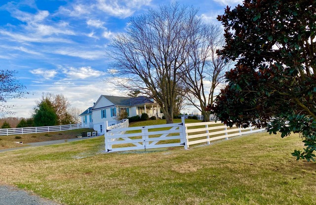 “The Suite”. at Chase Cottage - Private Entrance! Luxury accommodations.