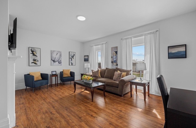 The Suites on Olde king Square Downtown Chtown