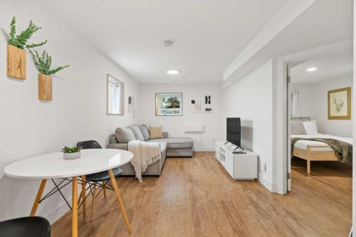 The Sunday Charming Private Suite in Calgary