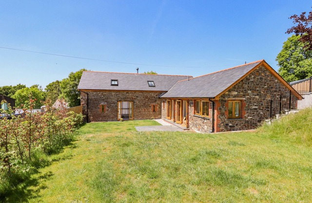 THE TITHE BARN, pet friendly, with open fire in South Molton