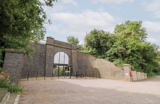 THE TUNNEL AT BRIDGE LAKE FARM AND FISHERY, romantic in Chacombe