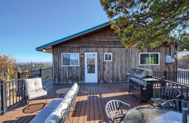 The View~Cozy Oasis at 8510 ft~King Bed ~ Firepit!