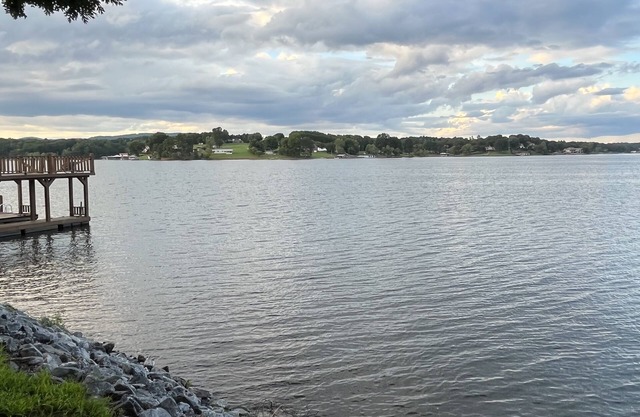 “The View” Lake Front Cottage w/Hot tub