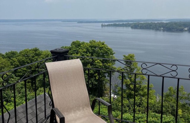 THE VIEW- Stunning 'Lake On The Mountain' Estate with Beach Access