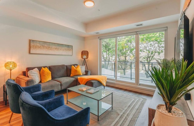 The Waikiki Retreat | King-bed + 11 minutes from downtown! | Pet-friendly!