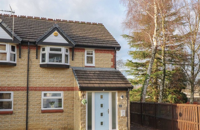 THE WHITE HOUSE, romantic, luxury holiday cottage in Clitheroe