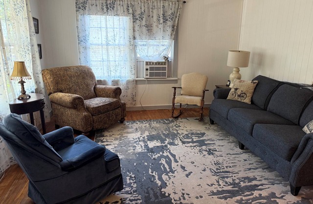 The Wright HousenComfortable 3 bedroom house with 2 king beds, 2 full baths