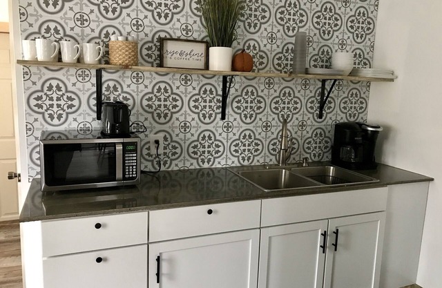 The Yellow Door Place! Convenient & Sleeps 6!