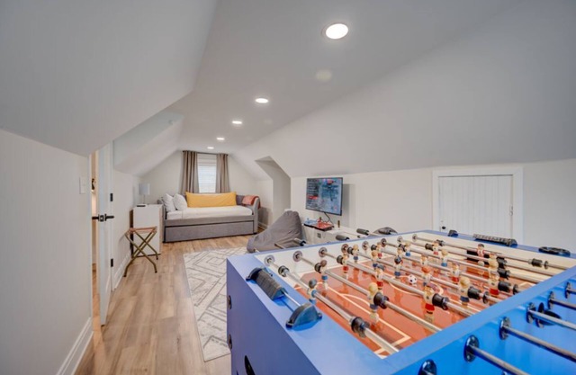 The Yellow Door! 5 BR! Near the EXPO & Airport!
