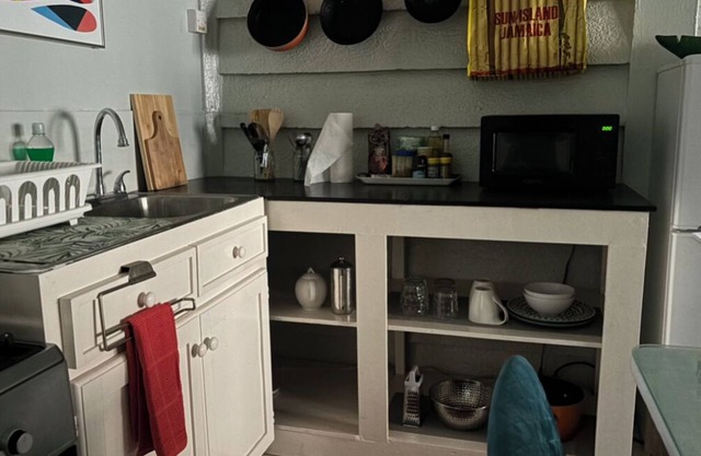 TheMews! Centrally located 1bed, bath, Living, Verandah& fully equipped Kitchen