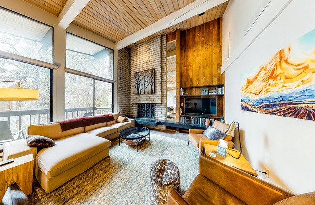 Third-floor mountain condo with ski views, pool, 4 hot tubs - walk to lifts