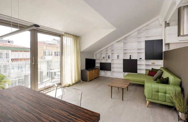 This apartment is a 2 bedroom(s), 2 bathrooms, located in Şişli, İstanbul.