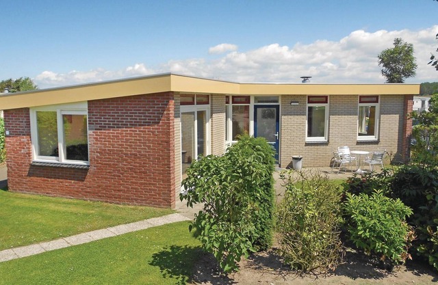 This car and pet free bungalow and caravan park is located just outside the center of Noordwijkerhou