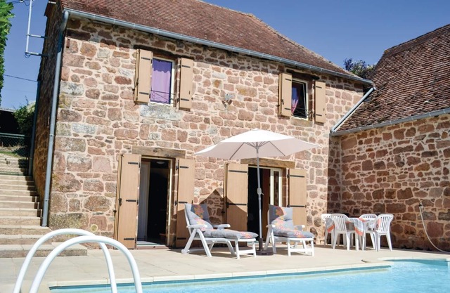 This charming cottage, once a barn, benefits from a quiet and rural location next to an old farmhous