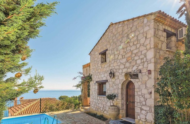 This charming stone villa sits in a prime coastal location, set down off the main coastal road leadi