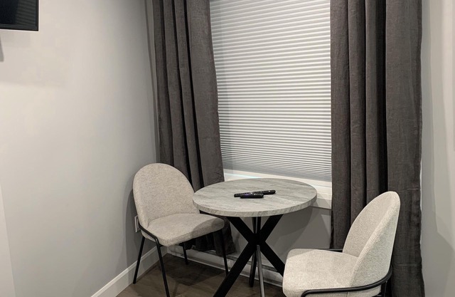 This cozy studio apartment has an ideal location in the heart of downtown.