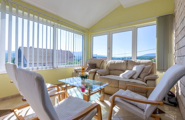 This holiday apartment with pool is located in the village of Bjagi, in the Dalmatian countryside.