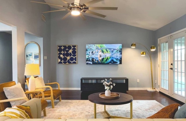 This house is a 3 bedroom(s), 2 bathrooms, located in Plano, TX.