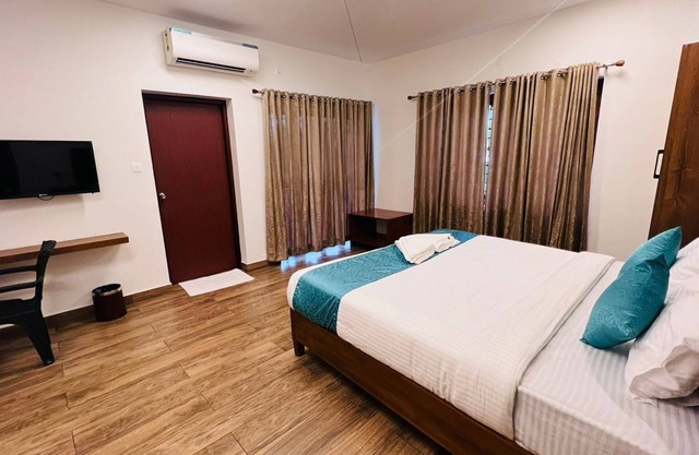 This is a 7-room Lakeside villa with a beautiful view and lawn.