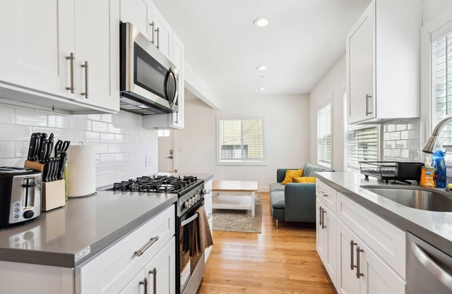 This lovely 3BR apartment in Berkeley offers comfort and convenience