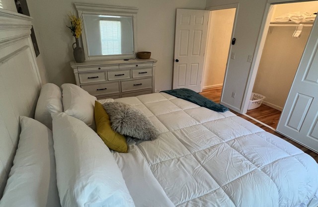This space is in a cozy neighborhood 5 minutes from downtown.